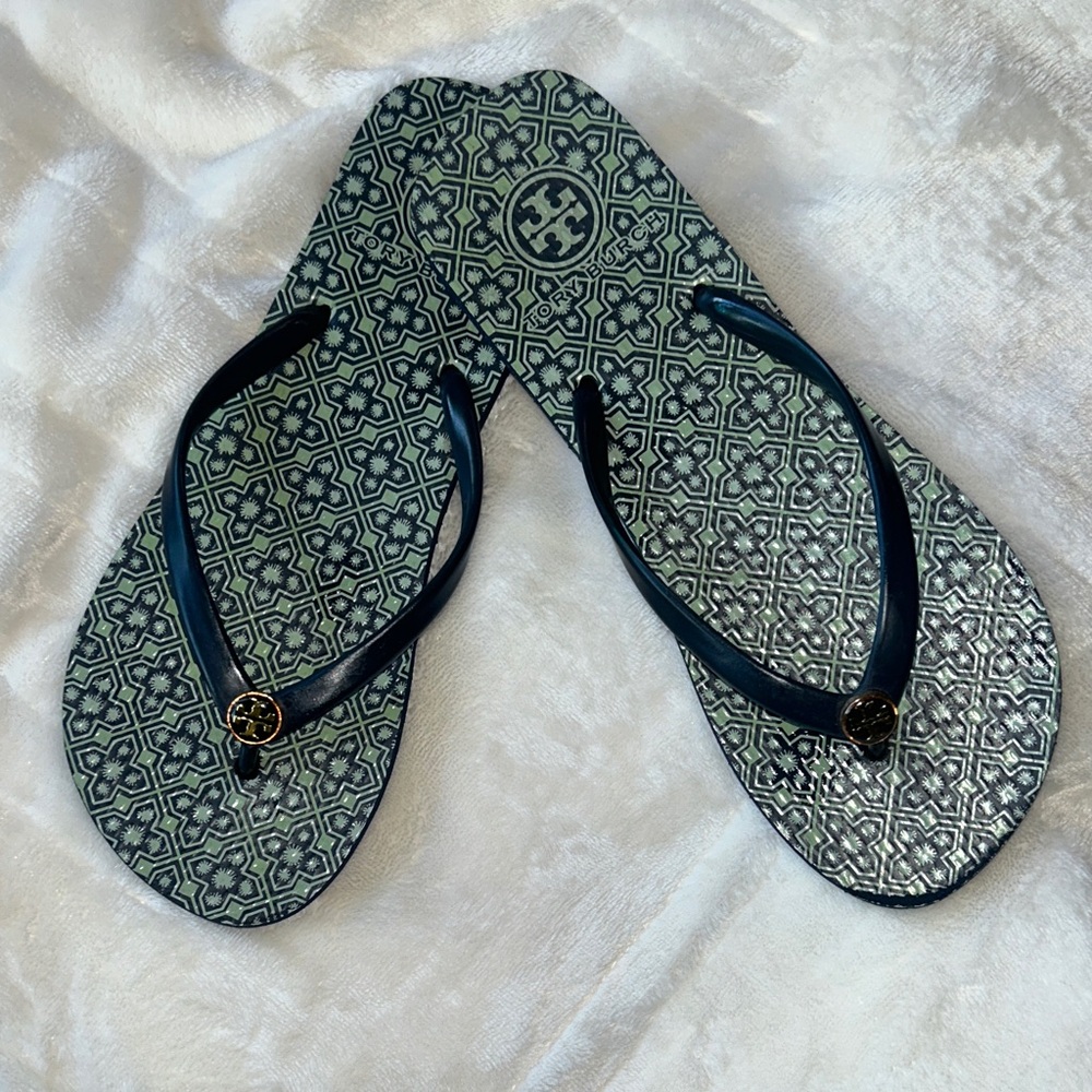 Tory Burch Navy and Sage Geometric Flip Flops Sz 7.5 - Picture 2 of 11